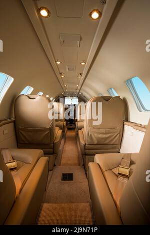 Der Innenraum eines Business-Privatjets - Stock Foto Stockfoto