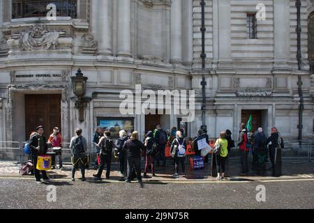 Der letzte Extinction Rebellion „Just Stop Oil“-Superkleber an der Tür, der von der Polizei während der Shell-Hauptversammlung entfernt wurde. Shell AGM ist in Nigeria noch in Betrieb. Ein Name der Extinction Rebellion Tom Say, die Realität ist, dass Nigeria vollständig von der britischen Regierung kolonisiert wird und eine große Bevölkerung Nigerianer mit Krebs aus der Shell-Ölförderung infiziert ist. Shell zahlt die korrupte Regierung von Nigeria, um Waffen gegen das eigene Volk zu finanzieren, das schlimmste in mehr Afrika Nation, alle Wasser werden mit Gift vor der methodistischen Central Hall Westminster, Story’s Gate, London, Großbritannien beendet. - Stockfoto