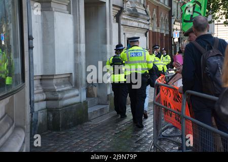 Der letzte Extinction Rebellion „Just Stop Oil“-Superkleber an der Tür, der von der Polizei während der Shell-Hauptversammlung entfernt wurde. Shell AGM ist in Nigeria noch in Betrieb. Ein Name der Extinction Rebellion Tom Say, die Realität ist, dass Nigeria vollständig von der britischen Regierung kolonisiert wird und eine große Bevölkerung Nigerianer mit Krebs aus der Shell-Ölförderung infiziert ist. Shell zahlt die korrupte Regierung von Nigeria, um Waffen gegen das eigene Volk zu finanzieren, das schlimmste in mehr Afrika Nation, alle Wasser werden mit Gift vor der methodistischen Central Hall Westminster, Story’s Gate, London, Großbritannien beendet. - Stockfoto