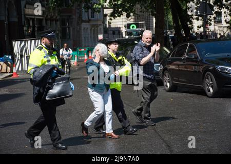 Der letzte Extinction Rebellion „Just Stop Oil“-Superkleber an der Tür, der von der Polizei während der Shell-Hauptversammlung entfernt wurde. Shell AGM ist in Nigeria noch in Betrieb. Ein Name der Extinction Rebellion Tom Say, die Realität ist, dass Nigeria vollständig von der britischen Regierung kolonisiert wird und eine große Bevölkerung Nigerianer mit Krebs aus der Shell-Ölförderung infiziert ist. Shell zahlt die korrupte Regierung von Nigeria, um Waffen gegen das eigene Volk zu finanzieren, das schlimmste in mehr Afrika Nation, alle Wasser werden mit Gift vor der methodistischen Central Hall Westminster, Story’s Gate, London, Großbritannien beendet. - Stockfoto