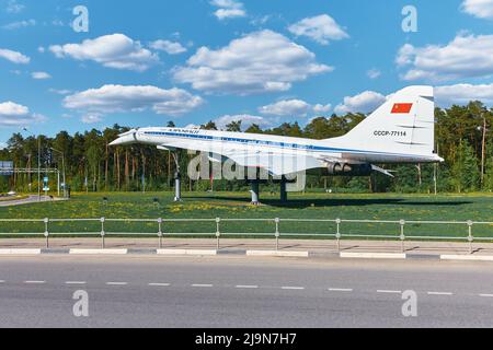 Das Denkmal des Flugzeugs TU-144, das in der Stadt Schukowski in Erinnerung an die Errungenschaften der heimischen Luftfahrtindustrie des 20.. Jahrhunderts installiert wurde Stockfoto