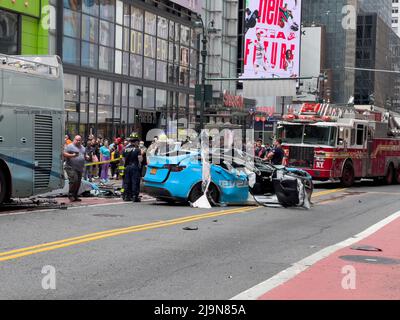 New York, Usa. 24.. Mai 2022. Unfall mit mehreren Fahrzeugen auf der West 34. Street zwischen 6. und 7. Avenues neben Macys zwischen einem Tesla Revel Car Service, UPS Truck und einem Doppeldecker-Touristenbus, New York City, Donnerstag, 24. März 2022. Quelle: Jennifer Graylock/Alamy Live News Stockfoto