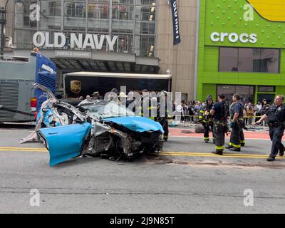 New York, Usa. 24.. Mai 2022. Unfall mit mehreren Fahrzeugen auf der West 34. Street zwischen 6. und 7. Avenues neben Macys zwischen einem Tesla Revel Car Service, UPS Truck und einem Doppeldecker-Touristenbus, New York City, Donnerstag, 24. März 2022. Quelle: Jennifer Graylock/Alamy Live News Stockfoto