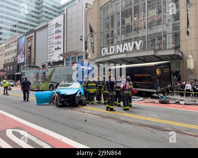 New York, Usa. 24.. Mai 2022. Unfall mit mehreren Fahrzeugen auf der West 34. Street zwischen 6. und 7. Avenues neben Macys zwischen einem Tesla Revel Car Service, UPS Truck und einem Doppeldecker-Touristenbus, New York City, Donnerstag, 24. März 2022. Quelle: Jennifer Graylock/Alamy Live News Stockfoto