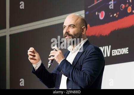 Turin, Turin, Italien. 23.. Mai 2022. Der italienische Schriftsteller und Journalist Roberto Saviano stellt einen Podcast namens „'Maxi'“ von Audbile vor. (Bild: © Matteo Secci/ZUMA Press Wire) Stockfoto