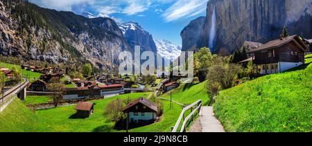 Schweiz Natur und Reisen. Alpine Landschaft. Malerisches traditionelles Bergdorf lauterbrunnen mit Wasserfall, umgeben von Schneespitzen der Alpen. Pop Stockfoto