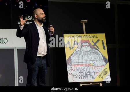 Turin, Turin, Italien. 23.. Mai 2022. Der italienische Schriftsteller und Journalist Roberto Saviano stellt einen Podcast namens „'Maxi'“ von Audbile vor. (Bild: © Matteo Secci/ZUMA Press Wire) Stockfoto