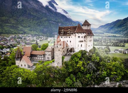 Schöne mittelalterliche Burgen Europas - imposantes Gutenberg in Liechtenstein, Grenze zur Schweiz, umgeben von Alpenbergen, Luftbild Stockfoto