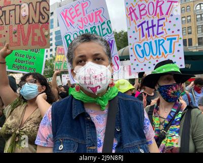 Am Samstag, den 14. Mai 2022, versammelten sich Hunderte für Abtreibungsrechte im Union Square Park in New York, bevor sie zum Foley Square marschierten und sich den Tausenden anschließen, die sich dort versammelten. Die Pro-Choice-Demonstranten versammelten sich in den USA gegen die erwartete Wende von Roe gegen Wade. (© Frances M. Roberts) Stockfoto