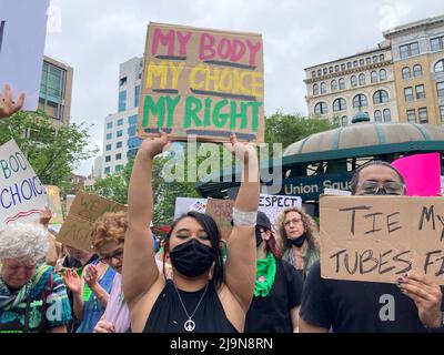 Am Samstag, den 14. Mai 2022, versammelten sich Hunderte für Abtreibungsrechte im Union Square Park in New York, bevor sie zum Foley Square marschierten und sich den Tausenden anschließen, die sich dort versammelten. Die Pro-Choice-Demonstranten versammelten sich in den USA gegen die erwartete Wende von Roe gegen Wade. (© Frances M. Roberts) Stockfoto