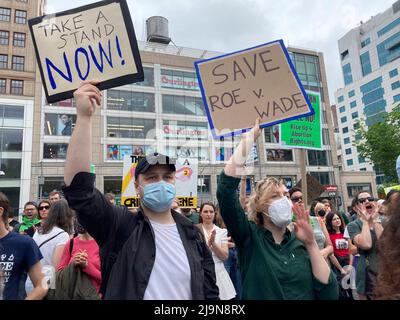 Am Samstag, den 14. Mai 2022, versammelten sich Hunderte für Abtreibungsrechte im Union Square Park in New York, bevor sie zum Foley Square marschierten und sich den Tausenden anschließen, die sich dort versammelten. Die Pro-Choice-Demonstranten versammelten sich in den USA gegen die erwartete Wende von Roe gegen Wade. (© Frances M. Roberts) Stockfoto