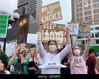 Am Samstag, den 14. Mai 2022, versammelten sich Hunderte für Abtreibungsrechte im Union Square Park in New York, bevor sie zum Foley Square marschierten und sich den Tausenden anschließen, die sich dort versammelten. Die Pro-Choice-Demonstranten versammelten sich in den USA gegen die erwartete Wende von Roe gegen Wade. (© Frances M. Roberts) Stockfoto