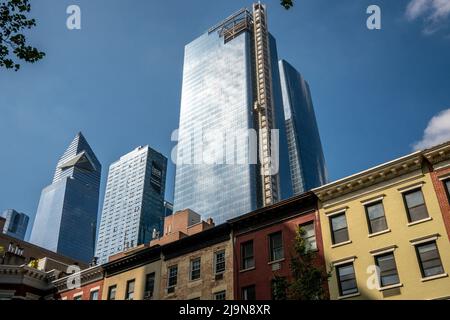 Am Donnerstag, den 12. Mai 2022, ragen die Hudson Yards und die umliegende Entwicklung über flachen Gebäuden in New York auf. (© Richard B. Levine) Stockfoto