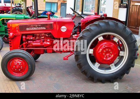 Vintage, wunderschön restaurierter roter McCormick International B275 Traktor auf einer Oldtimer-Show in Uithuizen, Groningen, Niederlande. Stockfoto