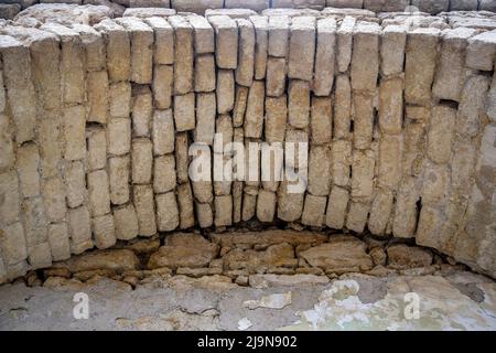 Gewölbte Decke. Antikes Mauerwerk mit Stuckresten. Ansicht von unten. Selektiver Fokus. Nahaufnahme. Stockfoto