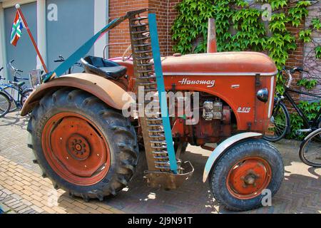 Vintage Hanomag R420 Traktor mit Scheibenegge auf einer Oldtimer-Show in Uithuizen, Groningen, Niederlande. Stockfoto