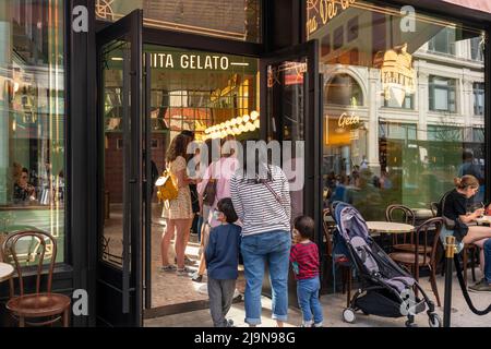 Kunden der neu eröffneten Anita Gelato im New Yorker Stadtteil Nomad am Montag, den 23. Mai 2022. (© Richard B. Levine) Stockfoto