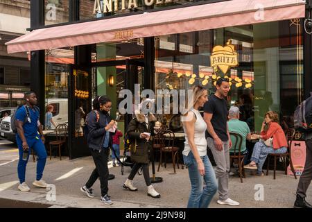 Kunden der neu eröffneten Anita Gelato im New Yorker Stadtteil Nomad am Montag, den 23. Mai 2022. (© Richard B. Levine) Stockfoto