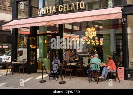 Kunden der neu eröffneten Anita Gelato im New Yorker Stadtteil Nomad am Montag, den 23. Mai 2022. (© Richard B. Levine) Stockfoto