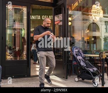 Kunden der neu eröffneten Anita Gelato im New Yorker Stadtteil Nomad am Montag, den 23. Mai 2022. (© Richard B. Levine) Stockfoto