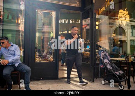 Kunden der neu eröffneten Anita Gelato im New Yorker Stadtteil Nomad am Montag, den 23. Mai 2022. (© Richard B. Levine) Stockfoto