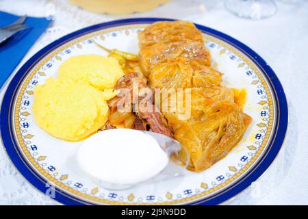 Sarmale mit Polenta, Sauerrahm, Rippchen und scharfer Paprika in einem Restaurant Stockfoto