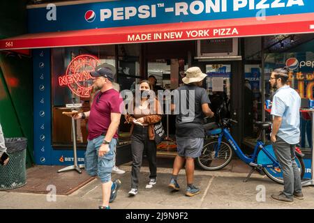 Passant und Neugierige versammeln sich vor der Pepsi Cola Co. Eintägige Markenaktivierung mit Pepsi-Roni Pizza im West Village in New York am Freitag, den 20. Mai 2022, werden die Torten mit Pepperoni gekrönt, die mit einem Pepsi Zero Sugar Softdrink angereichert sind. Da die Pizza mit Pepsi besser schmeckt, wie die Marketingabteilung von Pepsi, pepperoni, muss die beste Pizza-Belag der Welt besser mit Pepsi schmecken, was den Kreis des guten Essens vervollständigt. (© Richard B. Levine) Stockfoto