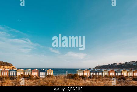 Berühmte Strandhütten in Sagaro mit Playa de Sant Pol, Costa Brava. Spanien. Mittelmeer Stockfoto