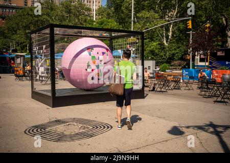 Markenaktivierung für Louis Vuitton X Nike Air Force 1 X Virgil Abloh Sneaker Collaboration im Madison Square Park in New York am Samstag, 21. Mai 2022. (© Richard B. Levine) Stockfoto