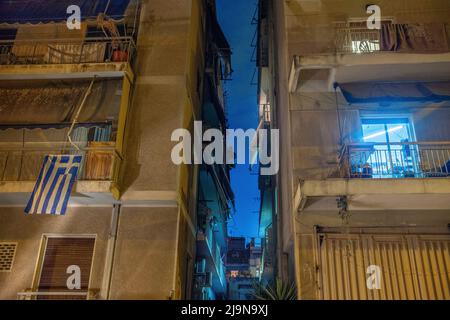 Greek Glad hängt von einem Apartment-Balkon, Athen Stockfoto