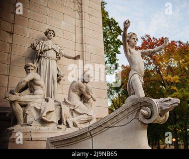 Detail des USS Maine National Monument ist ein Freiluftdenkmal am Eingang des Merchants' Gate zum Central Park, am Columbus Circle, in Manha Stockfoto