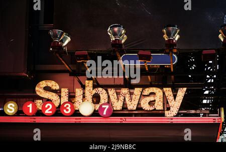 Beleuchtetes U-Bahnschild am Times Square, Manhattan, New York City Stockfoto