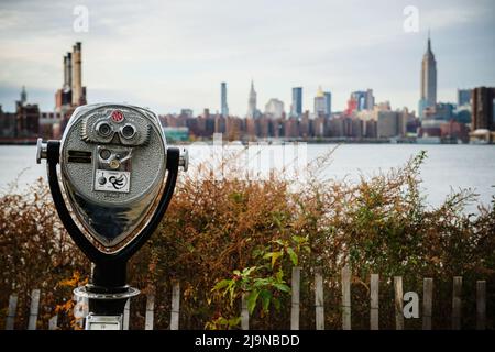 Münzsucher mit Blick auf manhattan Stockfoto