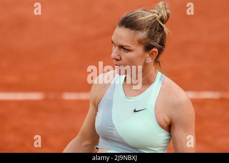 Paris, Frankreich. 24.. Mai 2022. Tennis: Grand Slam/WTA Tour - French Open, Frauen-Singles, 1. Runden, Halep (Rumänien) - Schunk (Deutschland). Simona Halep. Quelle: Frank Molter/dpa/Alamy Live News Stockfoto