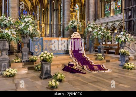 Die Crown, Orb und Scepter Ausstellung zum Platin-Jubiläum der Königin beim Salisbury Flower Festival, Salisbury Cathedral, Salisbury, Wiltshire UK im Mai Stockfoto