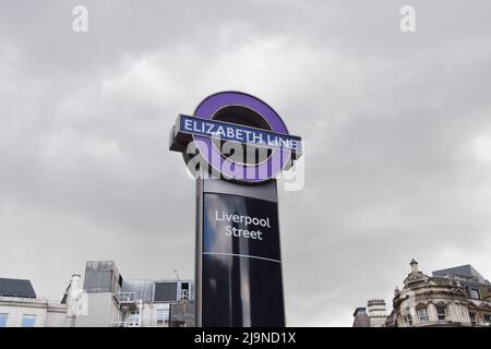 London, Großbritannien. 24. Mai 2022. Schild an der Liverpool Street Station. Elizabeth Line, Londons neue Crossrail-Bahn- und U-Bahn-Linie, wird nach zahlreichen Verspätungen am 24.. Mai eröffnet. Der Bau der Linie begann 2009 und sollte ursprünglich 2018 eröffnet werden. Kredit: Vuk Valcic/Alamy Live Nachrichten Stockfoto