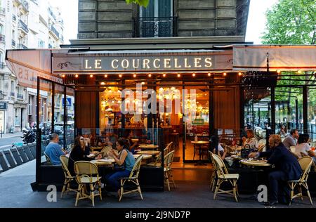 Das Le Courcelles ist ein traditionelles französisches Restaurant am Courcelles Boulevard im 17.. Pariser Arrondissement. Stockfoto