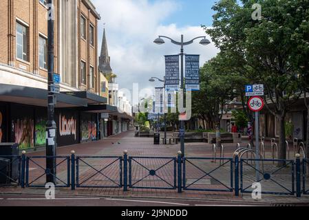 Einkaufsviertel Palmerston Road in Portsmouth, England. Einst ruhiger Bezirk, jetzt ruhig nach großen Ladenschließungen. Stockfoto