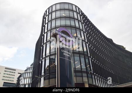 London, England, Großbritannien. 24.. Mai 2022. Schild mit der Elizabeth Line an der Liverpool Street Station. Die neue Londoner Crossrail-Bahn- und U-Bahn-Linie wurde nach zahlreichen Verspätungen endlich eröffnet. Der Bau der Linie begann 2009 und sollte ursprünglich 2018 eröffnet werden. (Bild: © Vuk Valcic/ZUMA Press Wire) Stockfoto