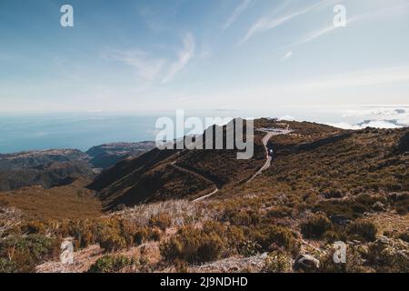 Blick auf den Berg Achada do Teixeira in der warmen Morgensonne. Parkplatz für den Pico Ruivo Berg auf der Insel Madeira, Portugal. Stockfoto