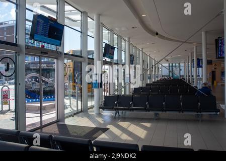 Interieur des Hard Interchange, Busbahnhof in der Nähe der Gunwharf Kais und der historischen Werft in Portsmouth, England. Stockfoto