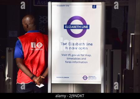 London, England, Großbritannien. 24.. Mai 2022. Ein Mitarbeiter steht neben einem „Jetzt geöffnet“-Schild an der neu gebauten Farringdon Elizabeth Line-Station. Die neue Londoner Crossrail-Bahn- und U-Bahn-Linie wurde nach zahlreichen Verspätungen endlich eröffnet. Der Bau der Linie begann 2009 und sollte ursprünglich 2018 eröffnet werden. (Bild: © Vuk Valcic/ZUMA Press Wire) Stockfoto