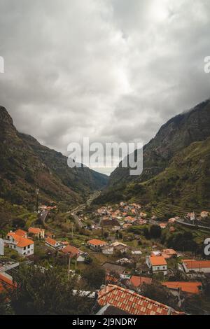 Blick von der Bergstraße auf die Stadt Serra de Agua eingebettet in nebliges Wetter in der Mitte der Insel Madeira, Portugal. Natur pur surro Stockfoto