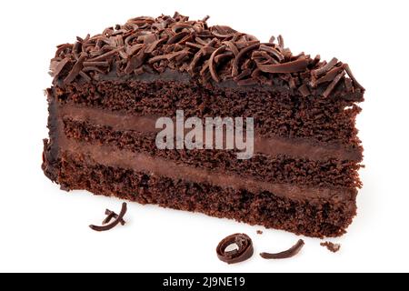 Scheibe Schokoladenkuchen mit Sahnefüllung und auf Weiß isoliertem Schokoladenspan. Stockfoto