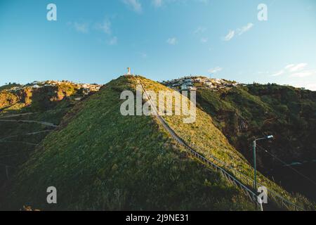 Schönes, berühmtes Touristenziel. Cristo Rei Hill, Camara de Lomos, Madeira gehört zu Portugal. Sonnenaufgang an der Atlantikküste. Ermitteln des Th Stockfoto