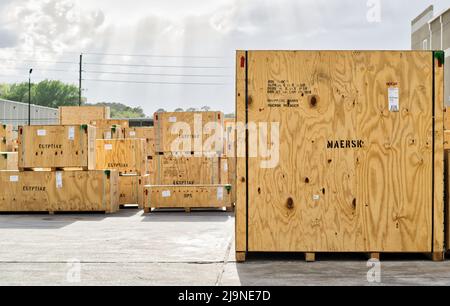 Houston, Texas USA 12-08-2019: Holzkisten für Maersk und andere verschiedene Logistikunternehmen, die für den Transport vorbereitet sind. Stockfoto