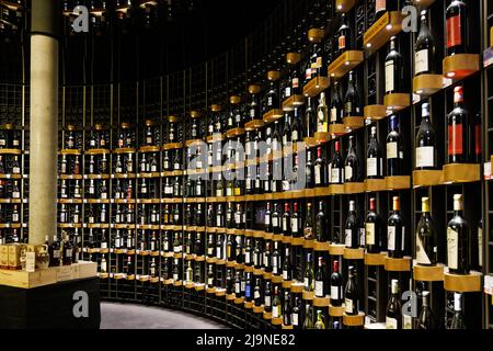 Bordeaux, Frankreich - 27. April 2022: Ladeneinrichtung von Wine muesum La Cite du Vin Innenstadt von Bordeaux im Südwesten Frankreichs Stockfoto