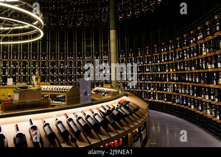 Bordeaux, Frankreich - 27. April 2022: Ladeneinrichtung von Wine muesum La Cite du Vin Innenstadt von Bordeaux im Südwesten Frankreichs Stockfoto
