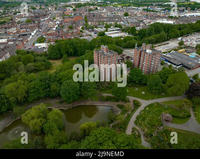 Port-Wale , das Stadion von Wale Park , Luftaufnahme nach der Beförderung zur League 1 zusammen mit Burlsem und Burselm Park Drone Images Stockfoto