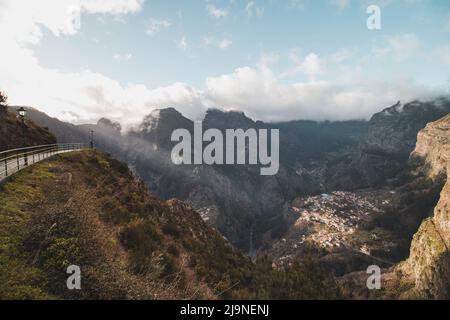 Sehr bekanntes Touristenziel, Curral das freiras, ein Dorf in den Bergen mit minimalem Sonnenlicht. Luftaufnahme des Tals der Nonnen bei su Stockfoto